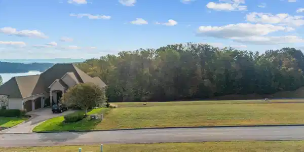 Image 4: 8