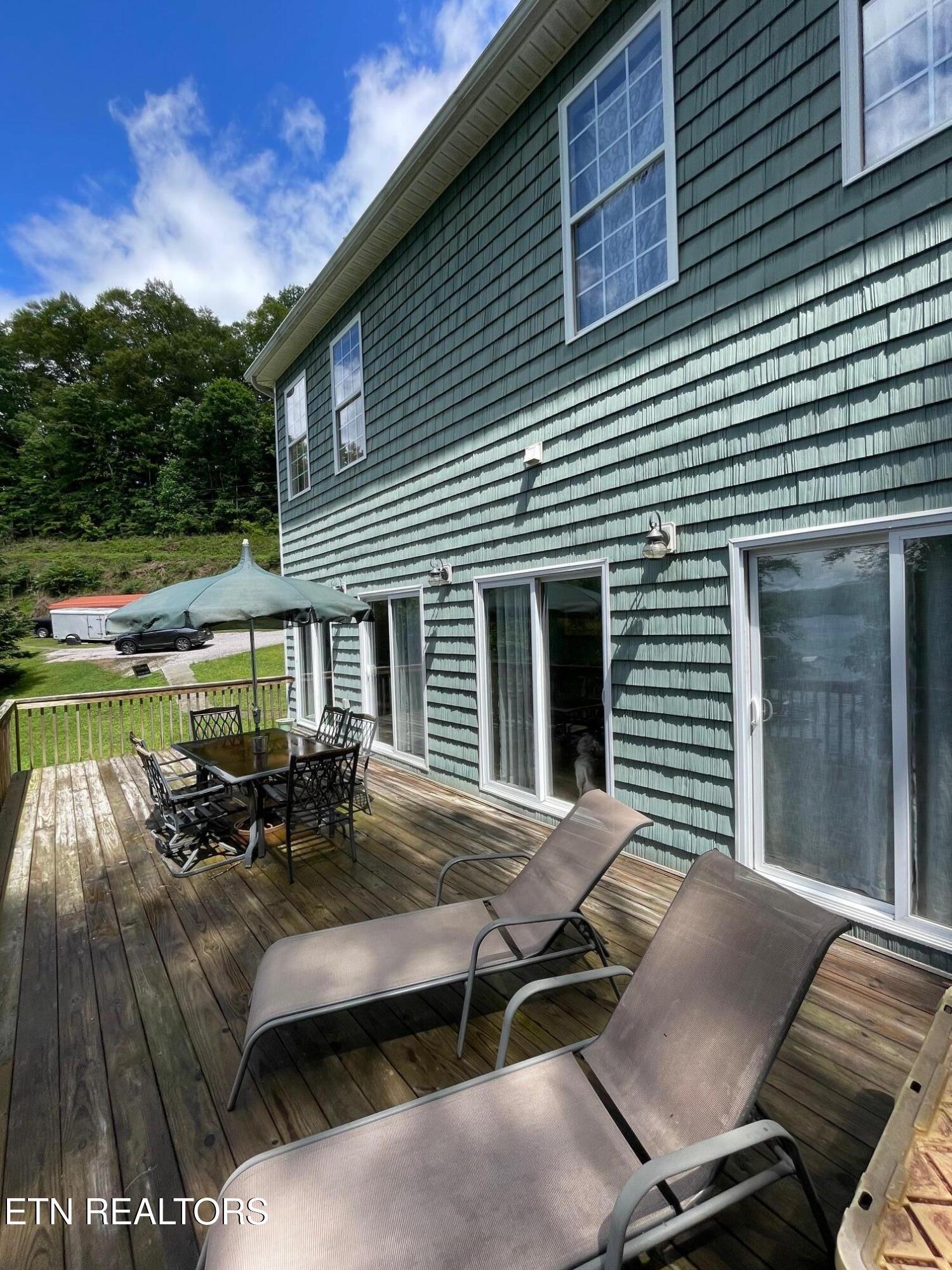 Image 2: Lake Front Home