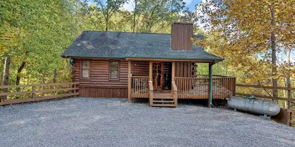 Image 2: Fall picture of Cabin