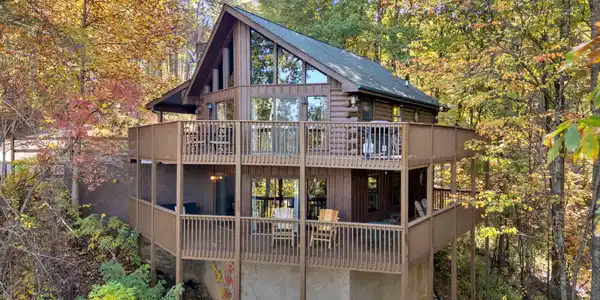 Image 4: Fall picture of Cabin