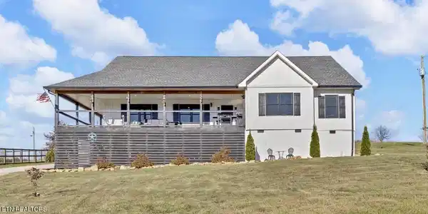 Image 3: Exterior