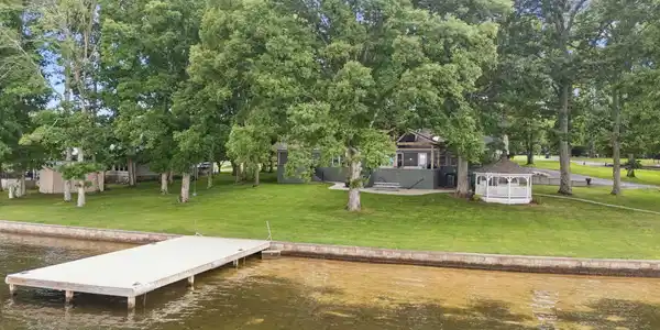 Image 3: 1 Acre Waterfront