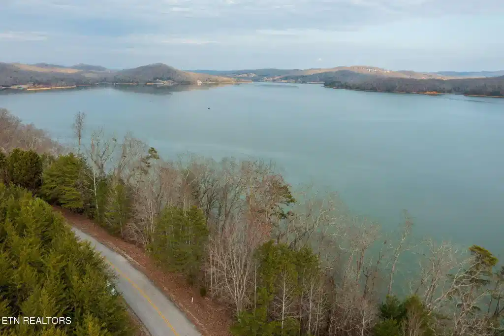 Image 1: homesandvideos aerials-10700