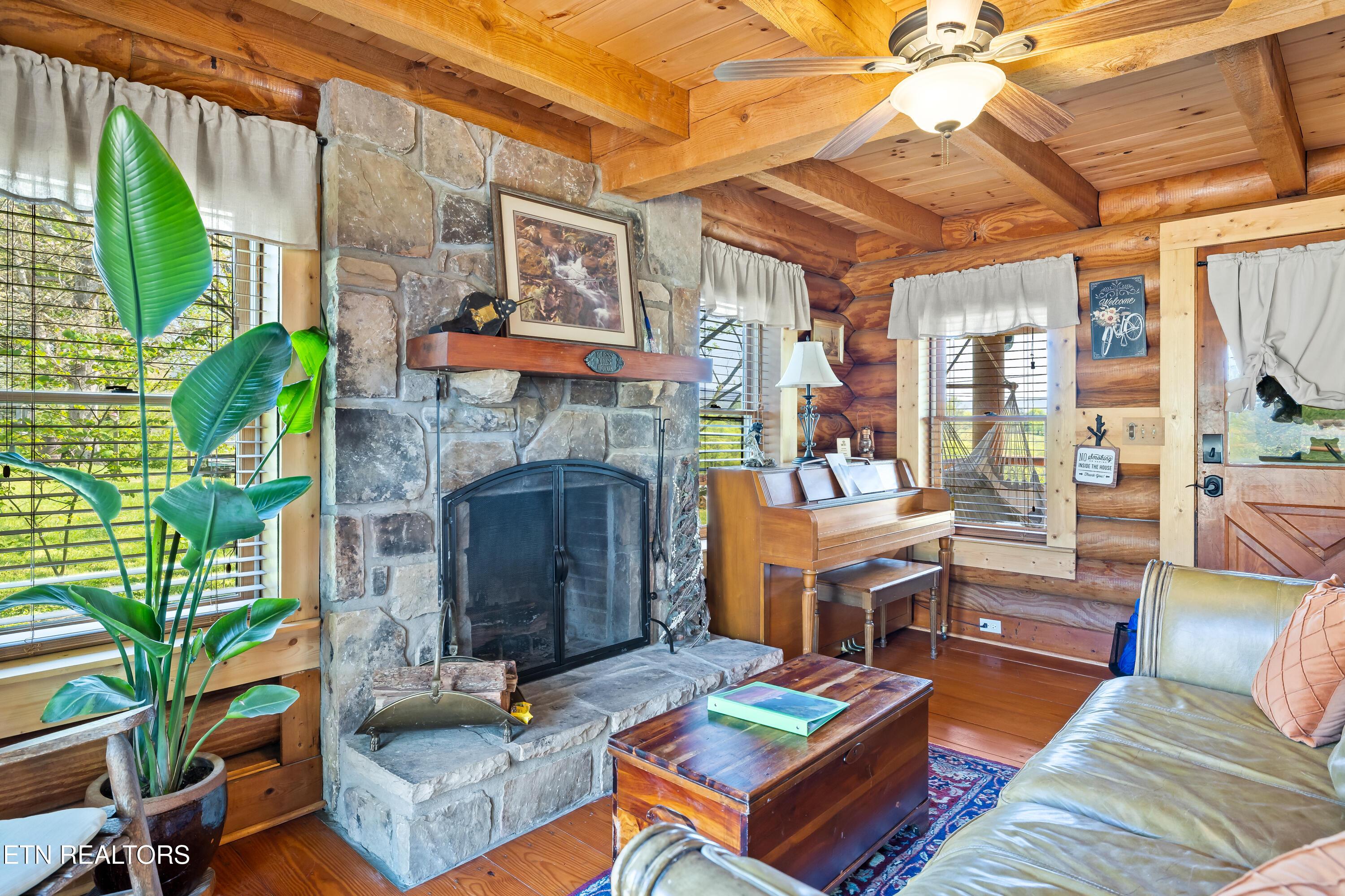 Image 3: 2438AutumnDr-39