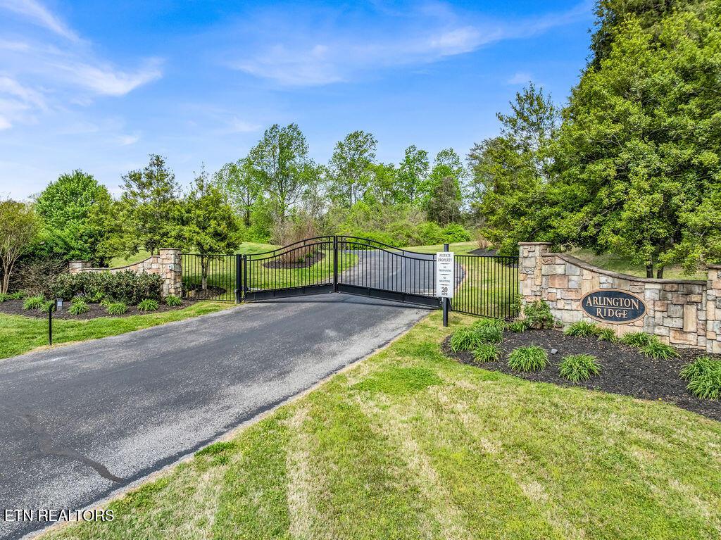 Image 2: neighborhood entry