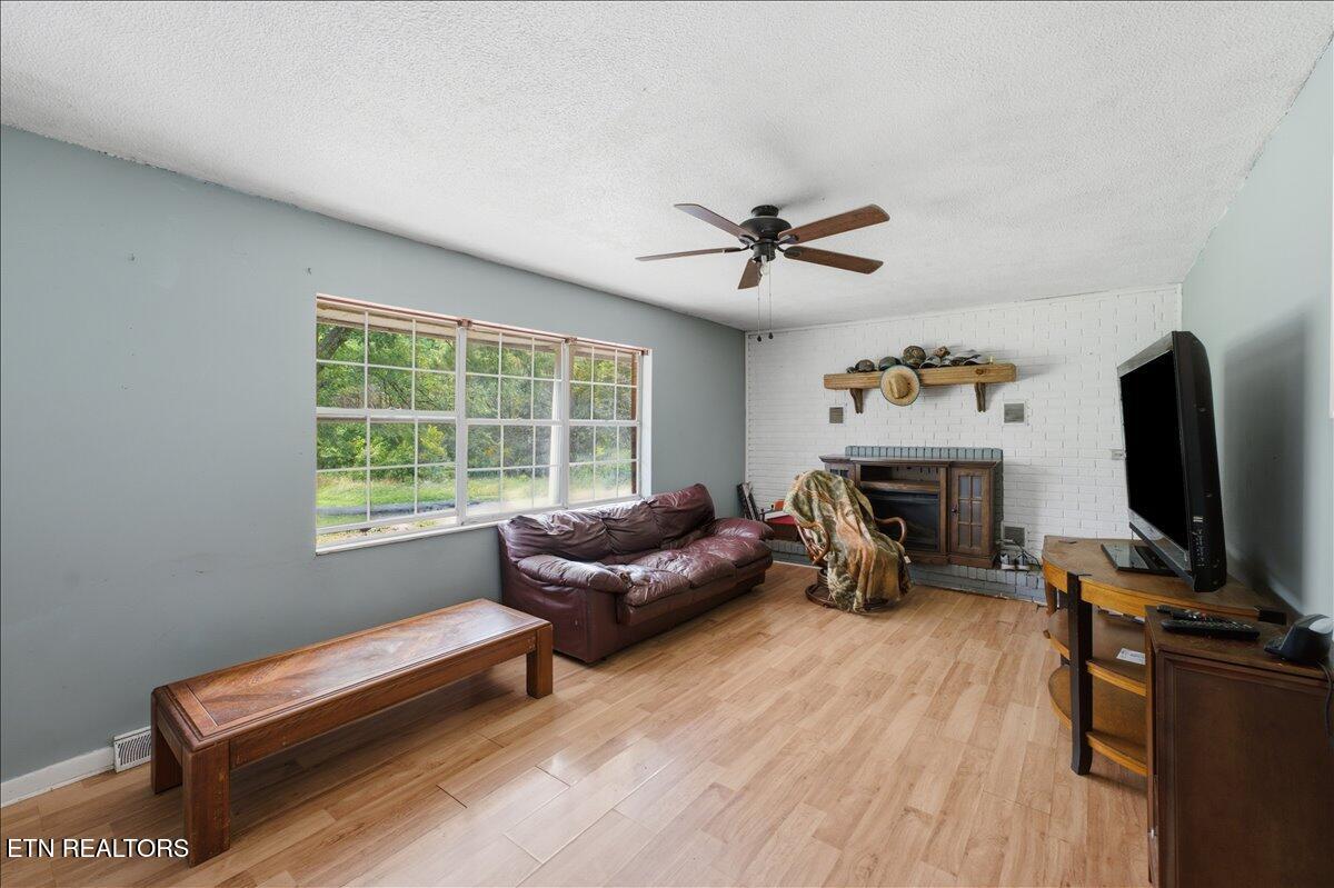 Image 3: Living Room