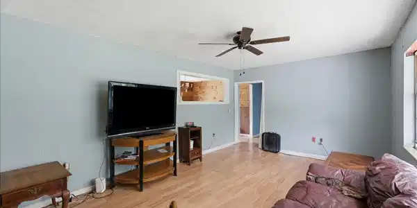 Image 4: Living Room