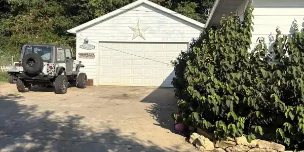 Image 4: garage