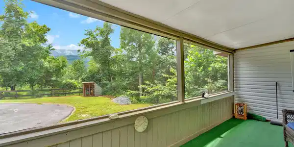 Image 2: 27-web-or-mls-JH 20250806-253