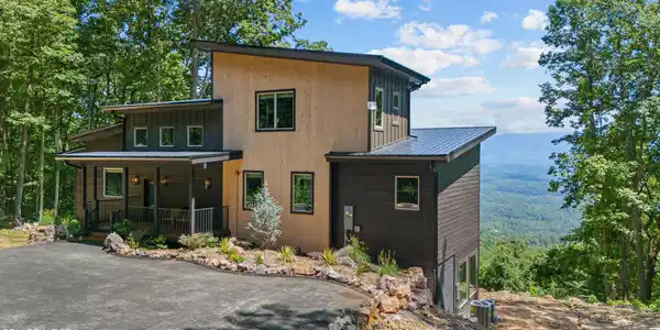 1874 Mountain Ash Way