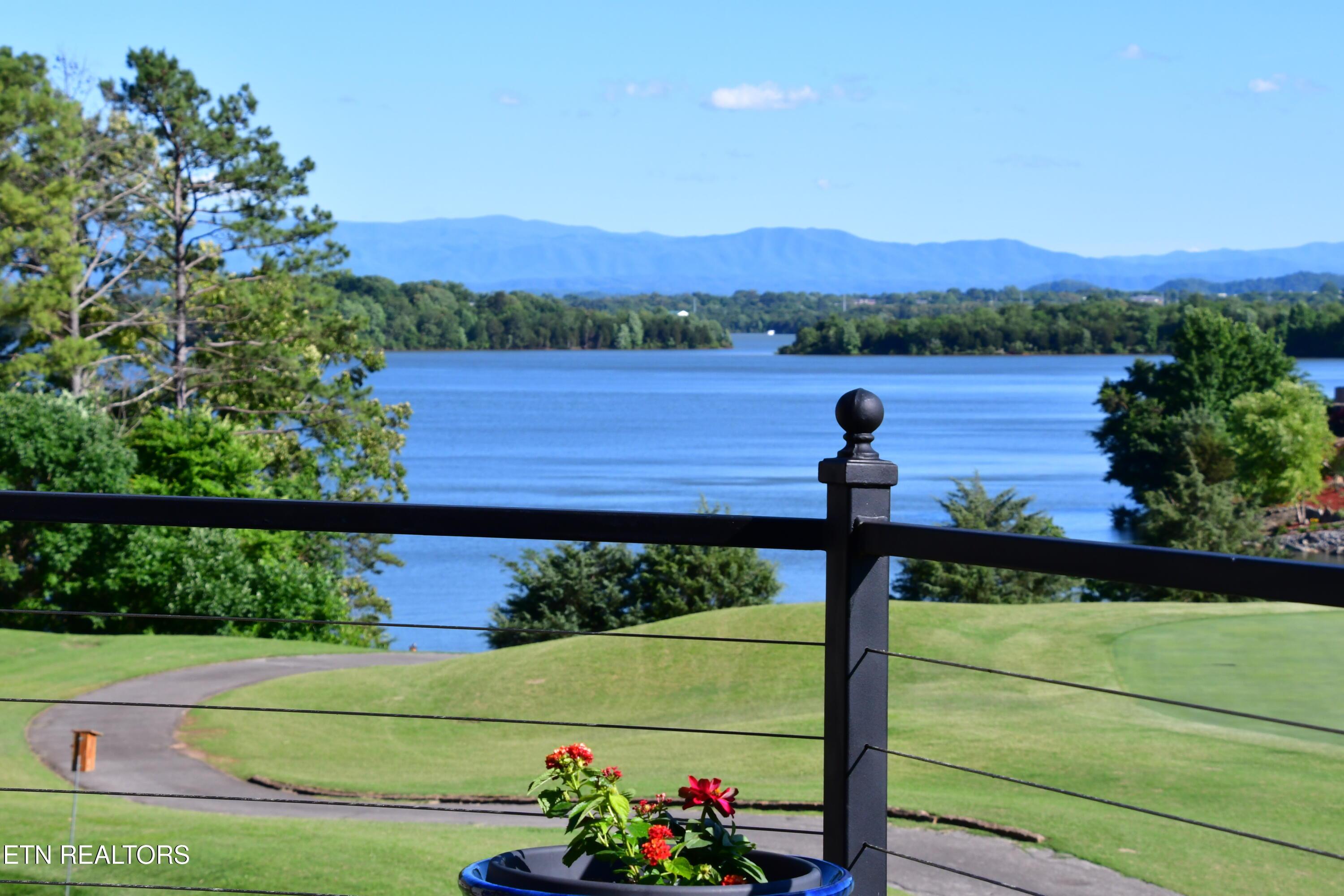 Image 4: 170 Blue Jay Ave Deck View