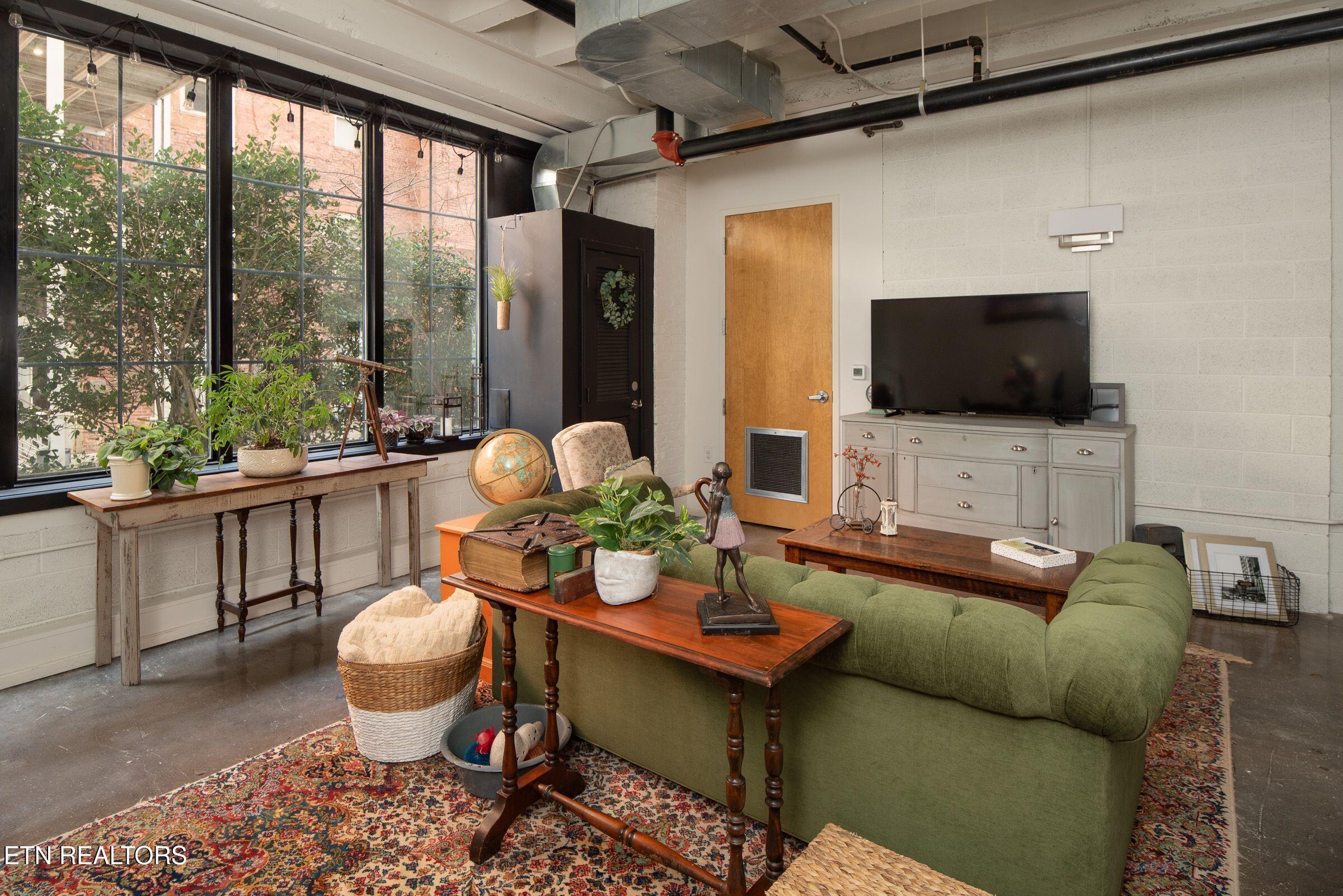Image 4: Living Room