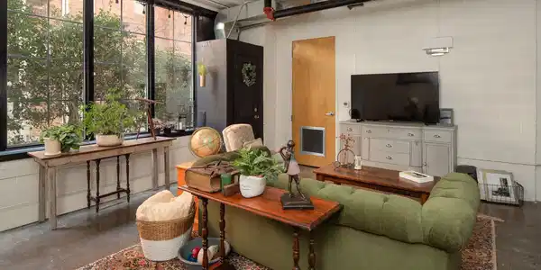 Image 4: Living Room