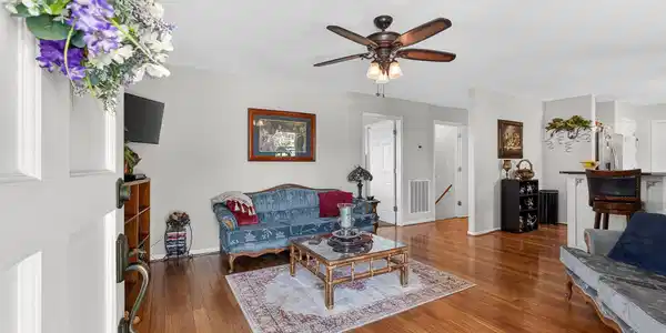 Image 4: Living Room