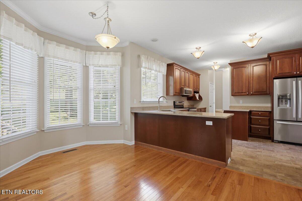 Image 3: Breakfast/Kitchen