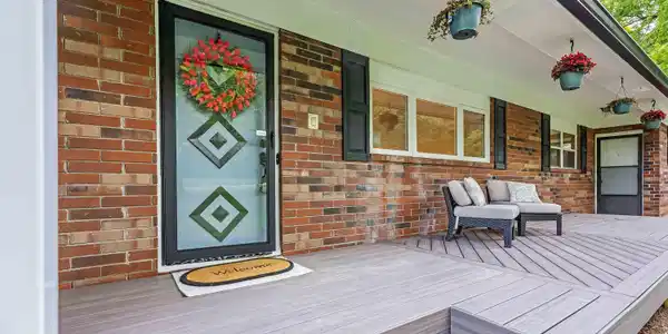 Image 4: Brand new front porch