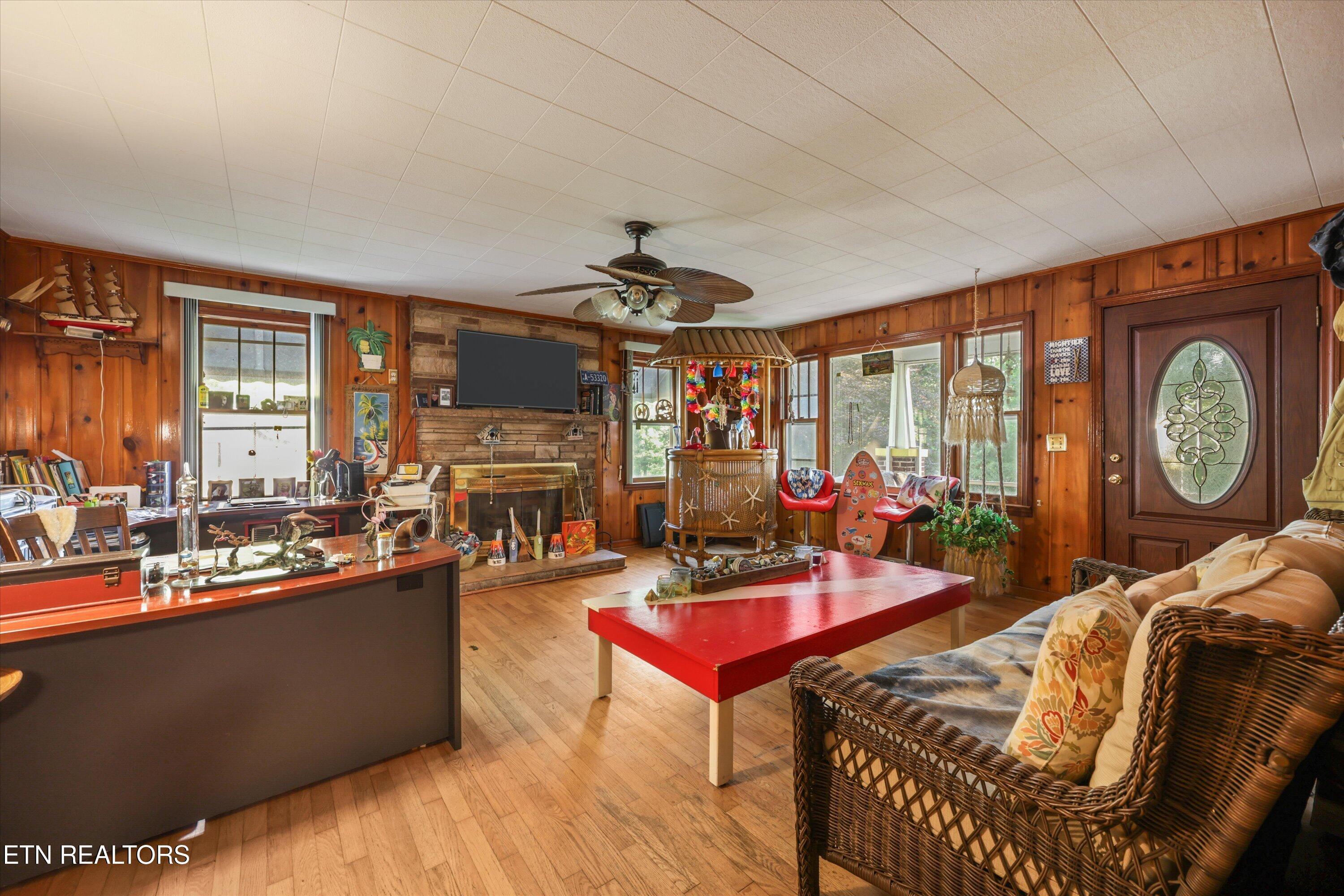 Image 4: Enormous Light-filled Living Room