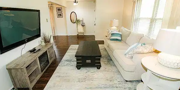 Image 3: F