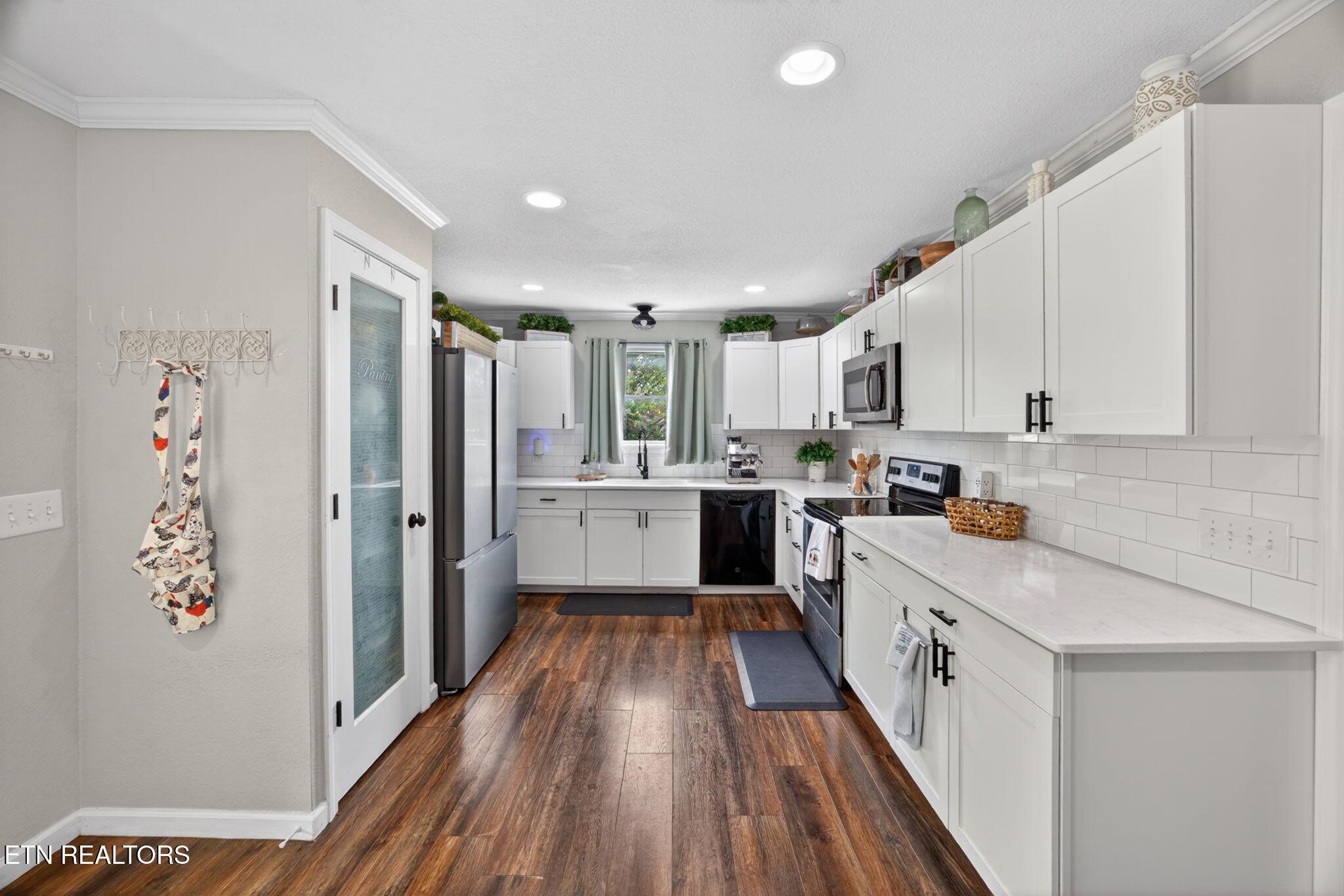 Image 2: PRETTY KITCHEN