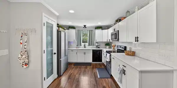 Image 2: PRETTY KITCHEN