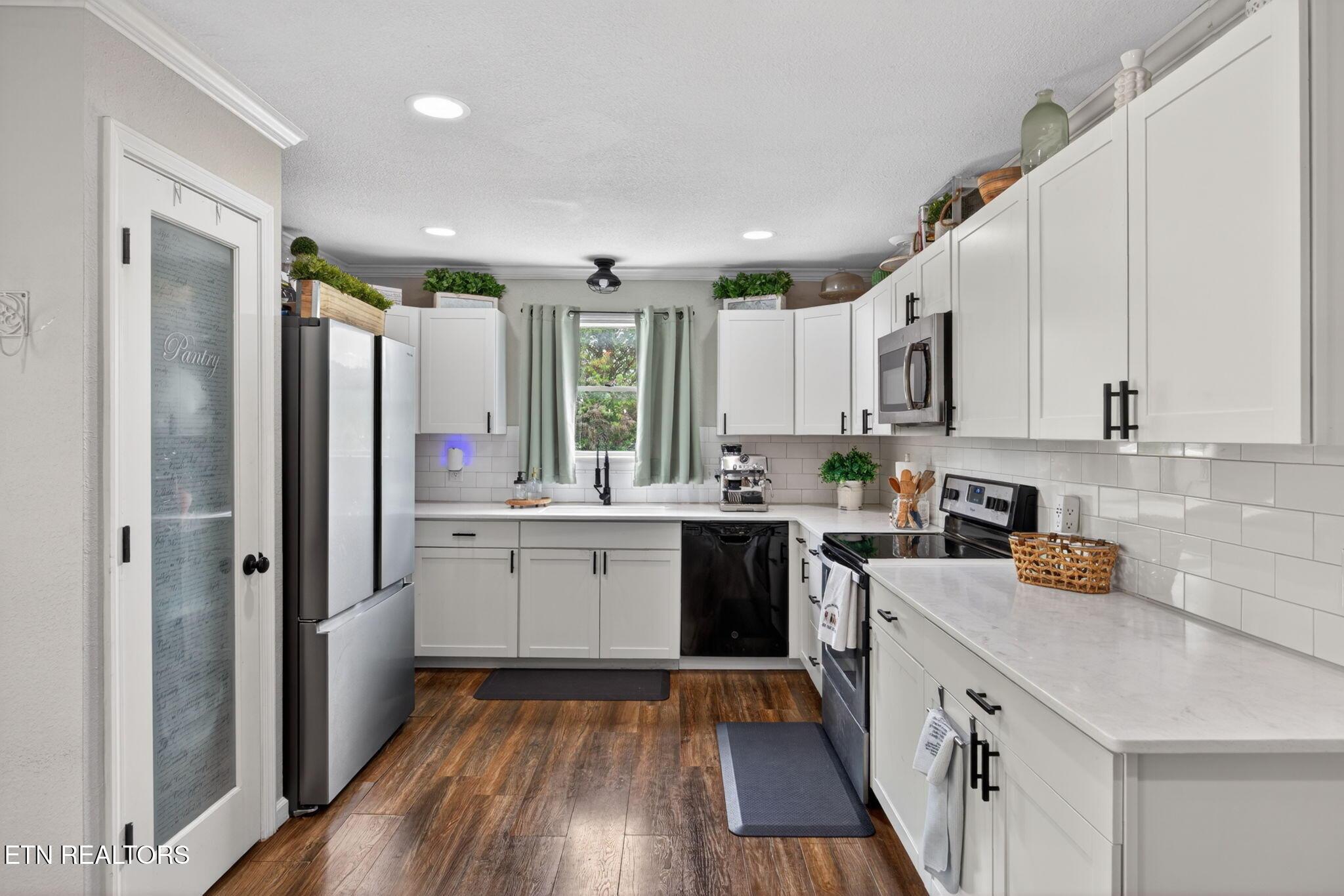 Image 3: GRANITE COUNTERTOPS