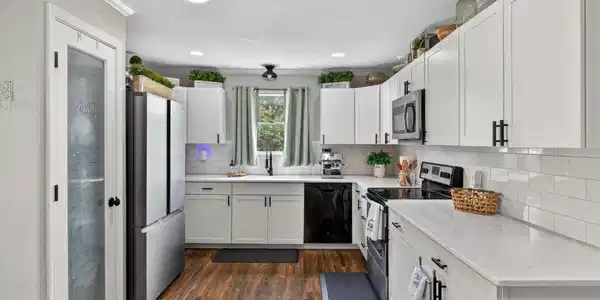Image 3: GRANITE COUNTERTOPS