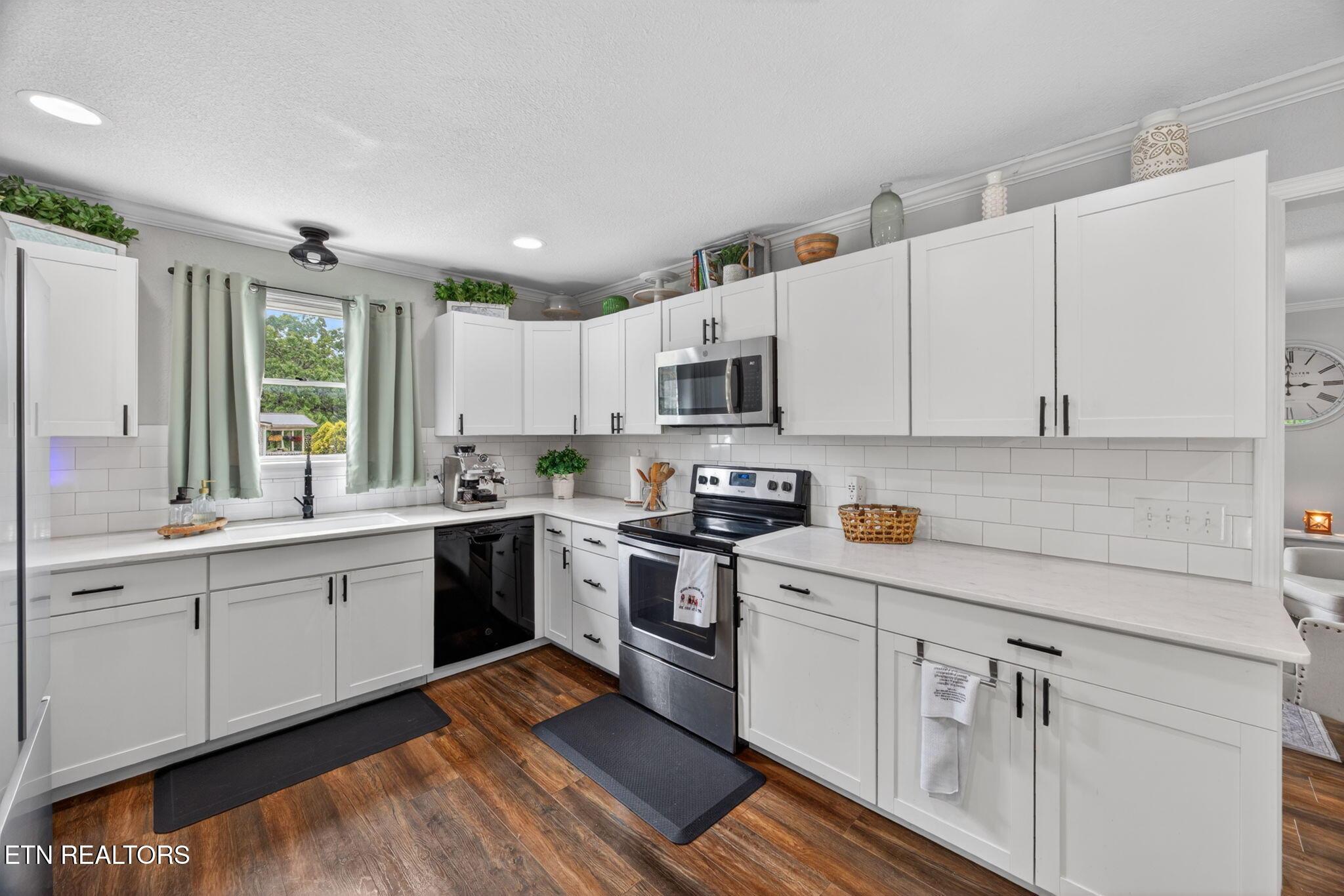 Image 4: KITCHEN