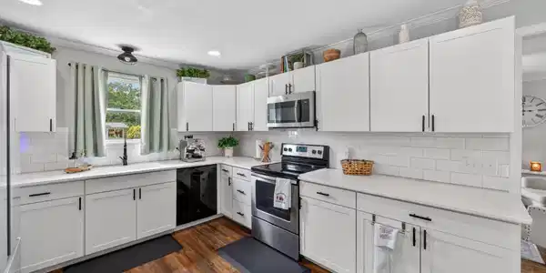 Image 4: KITCHEN