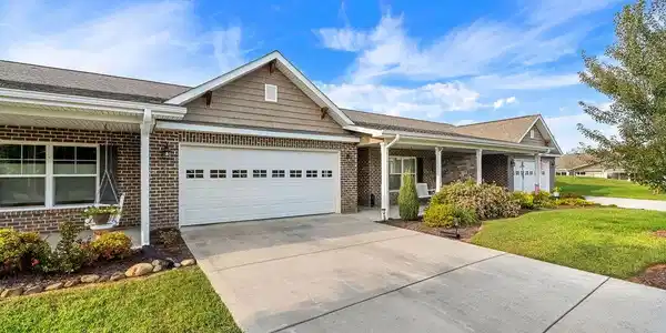 422 Larkspur Way