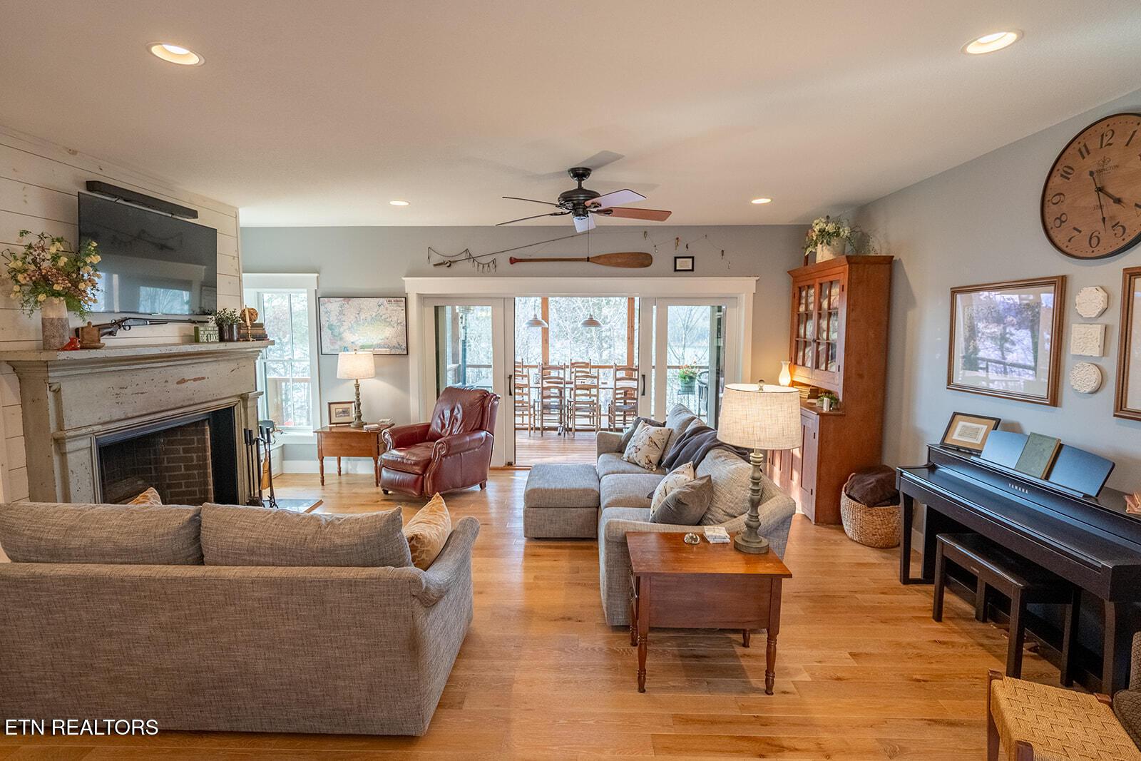 Image 3: *Hickory Pointe-2.jpg Living Room