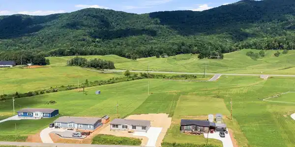 Image 4: 5-web-or-mls-011_DJI_20260805114926_0408