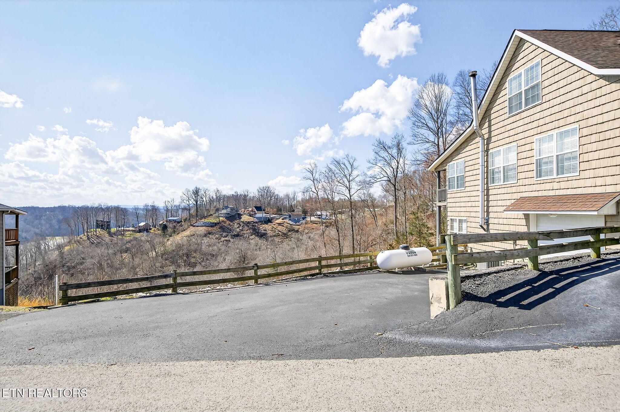 Image 3: 3-web-or-mls-1020 Eastridge Dr_017_TNPC