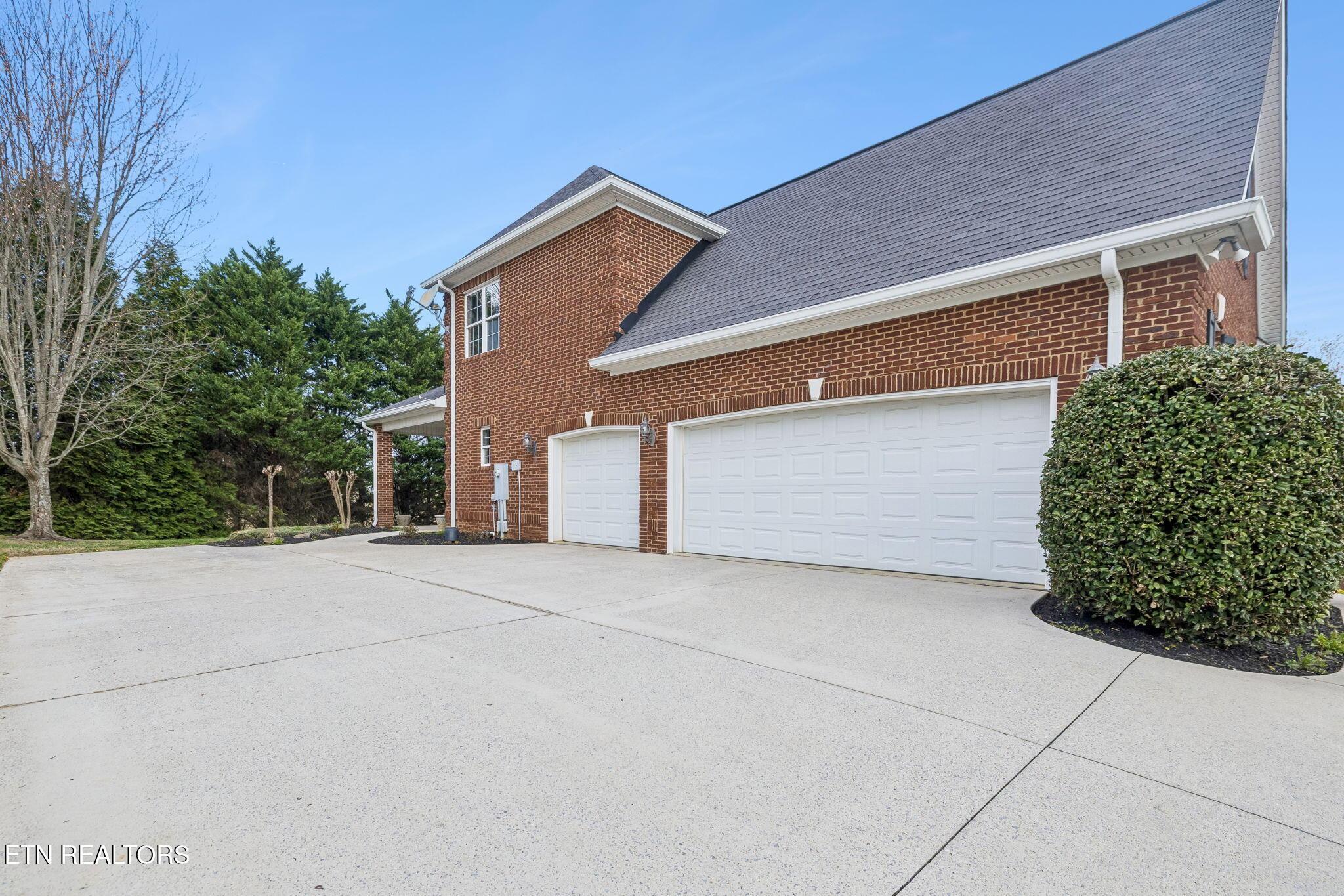 Image 4: 6-1755 Inverness Dr-008