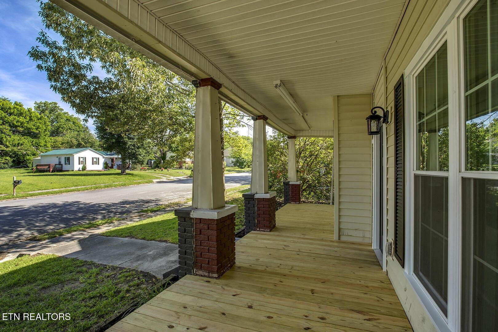 Image 3: 03_OhioAvenue_327_FrontPorch01