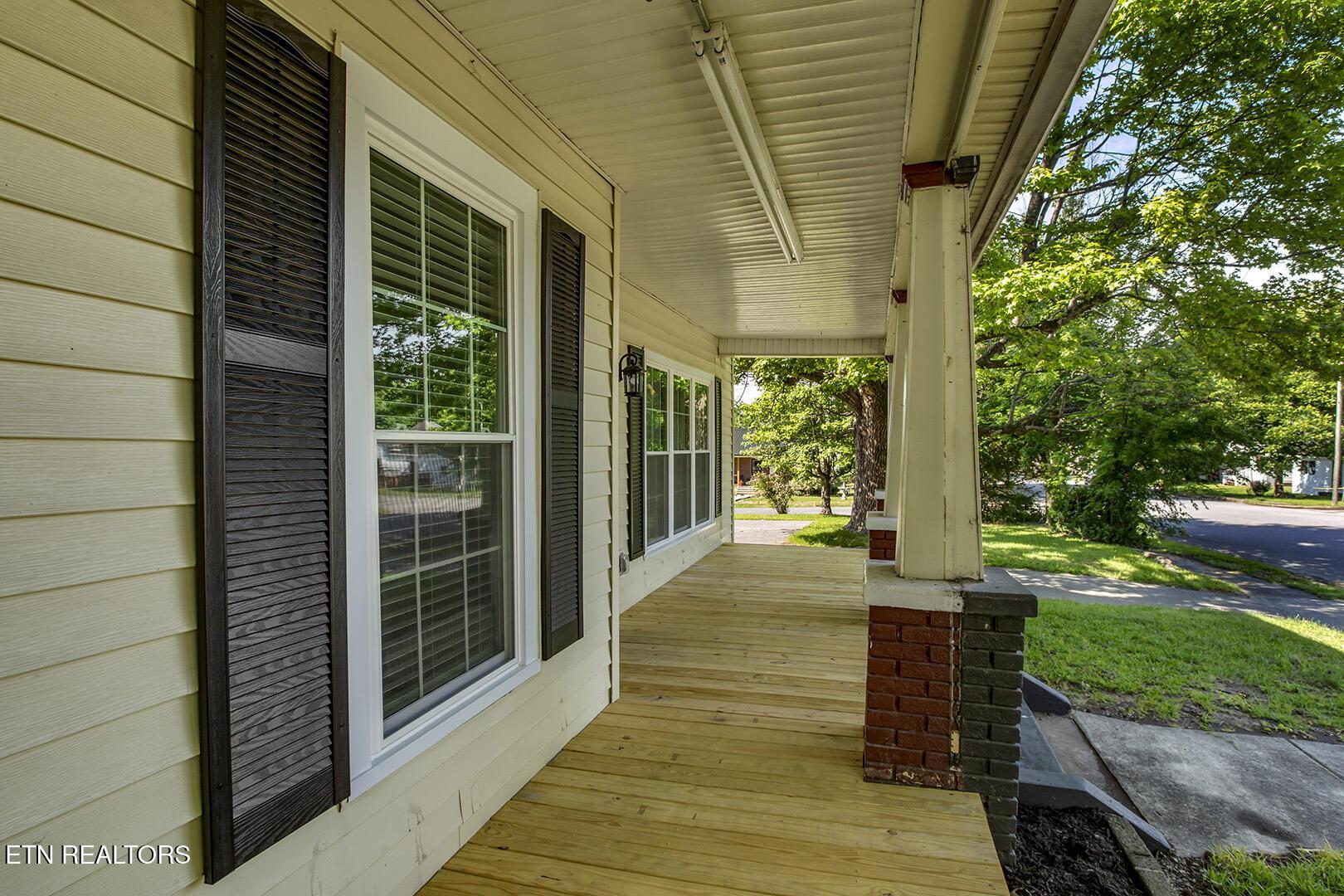 Image 4: 04_OhioAvenue_327_FrontPorch02