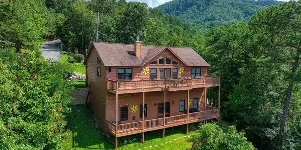 Image 3: Back of cabin