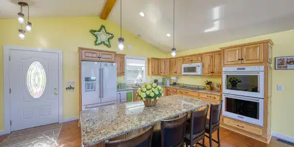 Image 4: kitchen with island