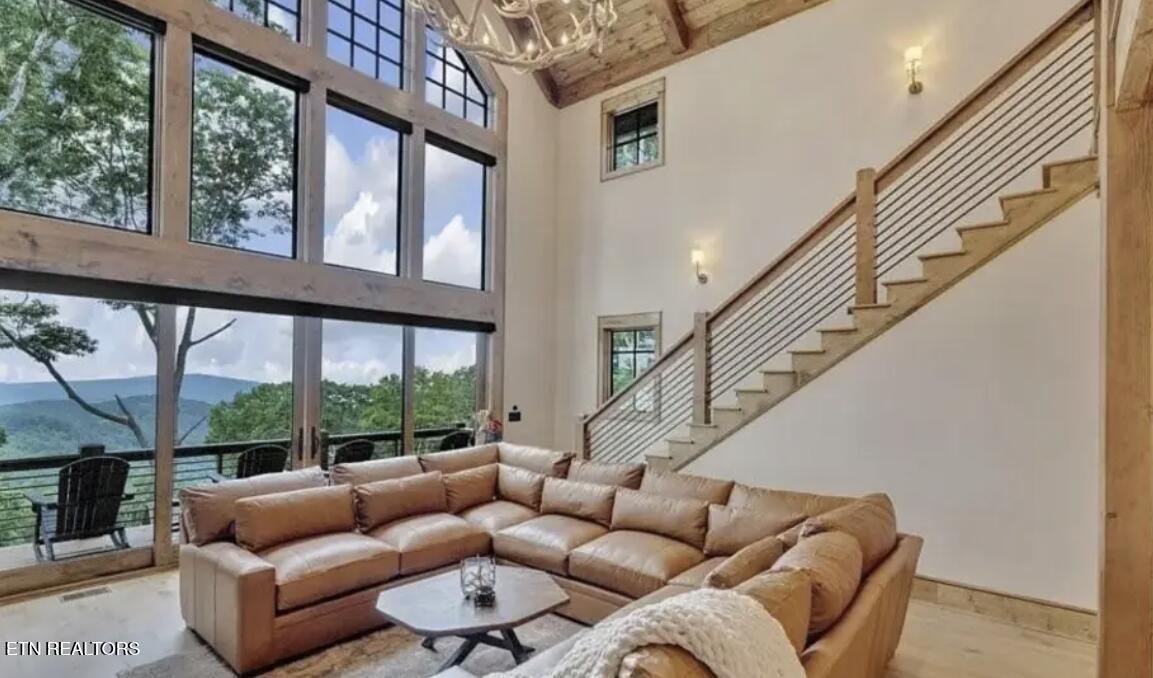 Image 4: windows