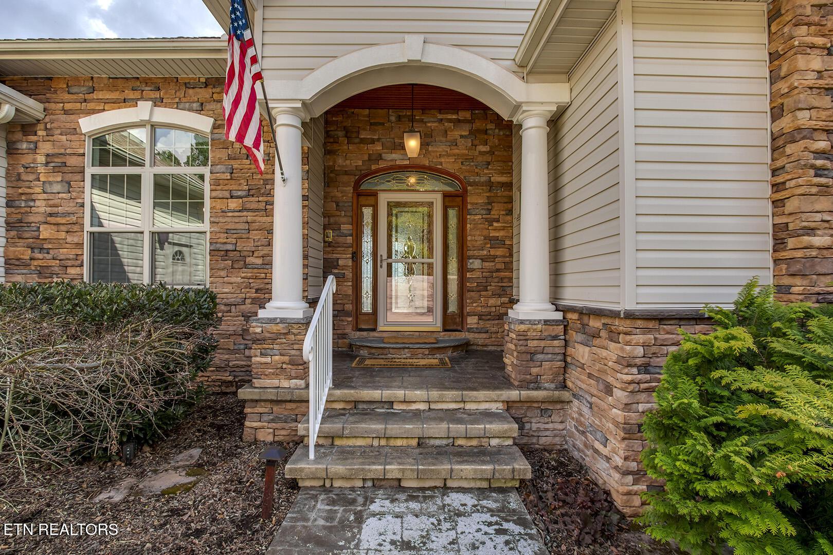 Image 4: Front Entry