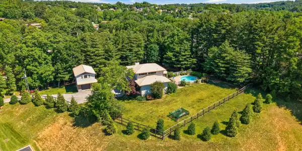 Image 2: 45-7740 Tressa Cir 06