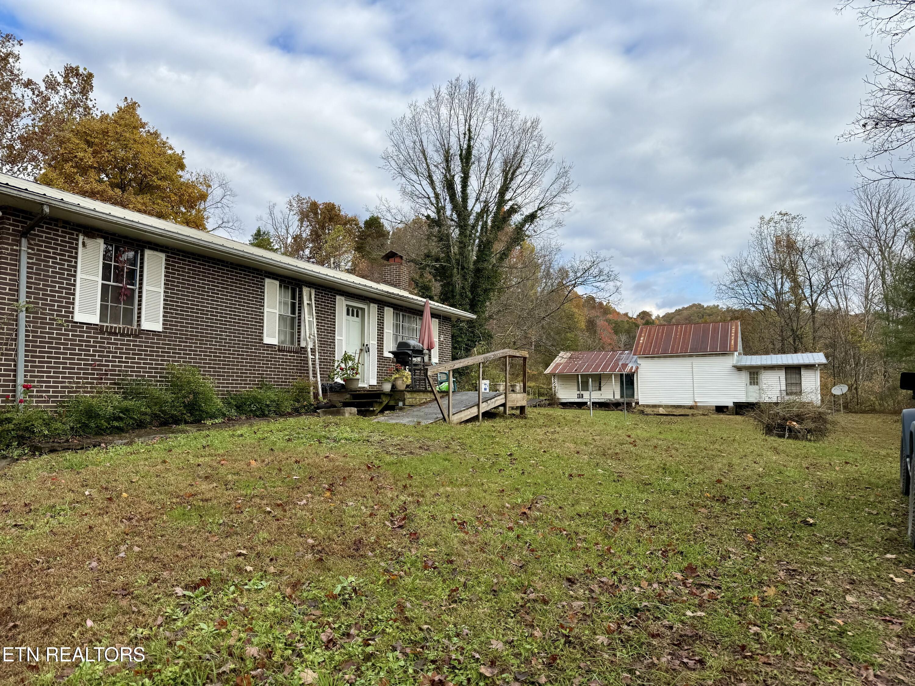 Image 1: 2 homes on 4.5 acres