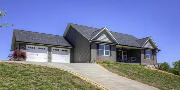 2045 kings View Loop