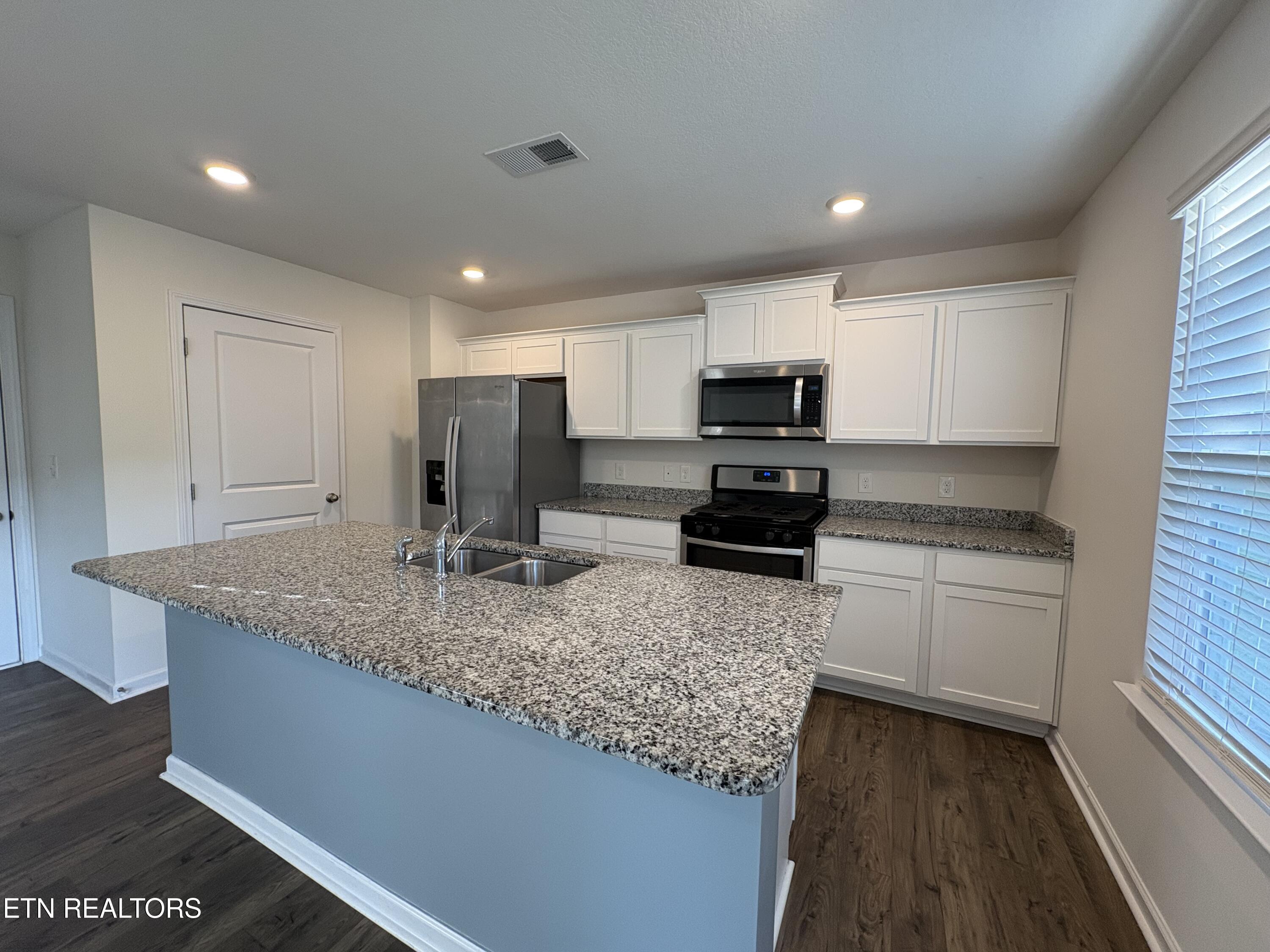 Image 2: Kitchen With Island