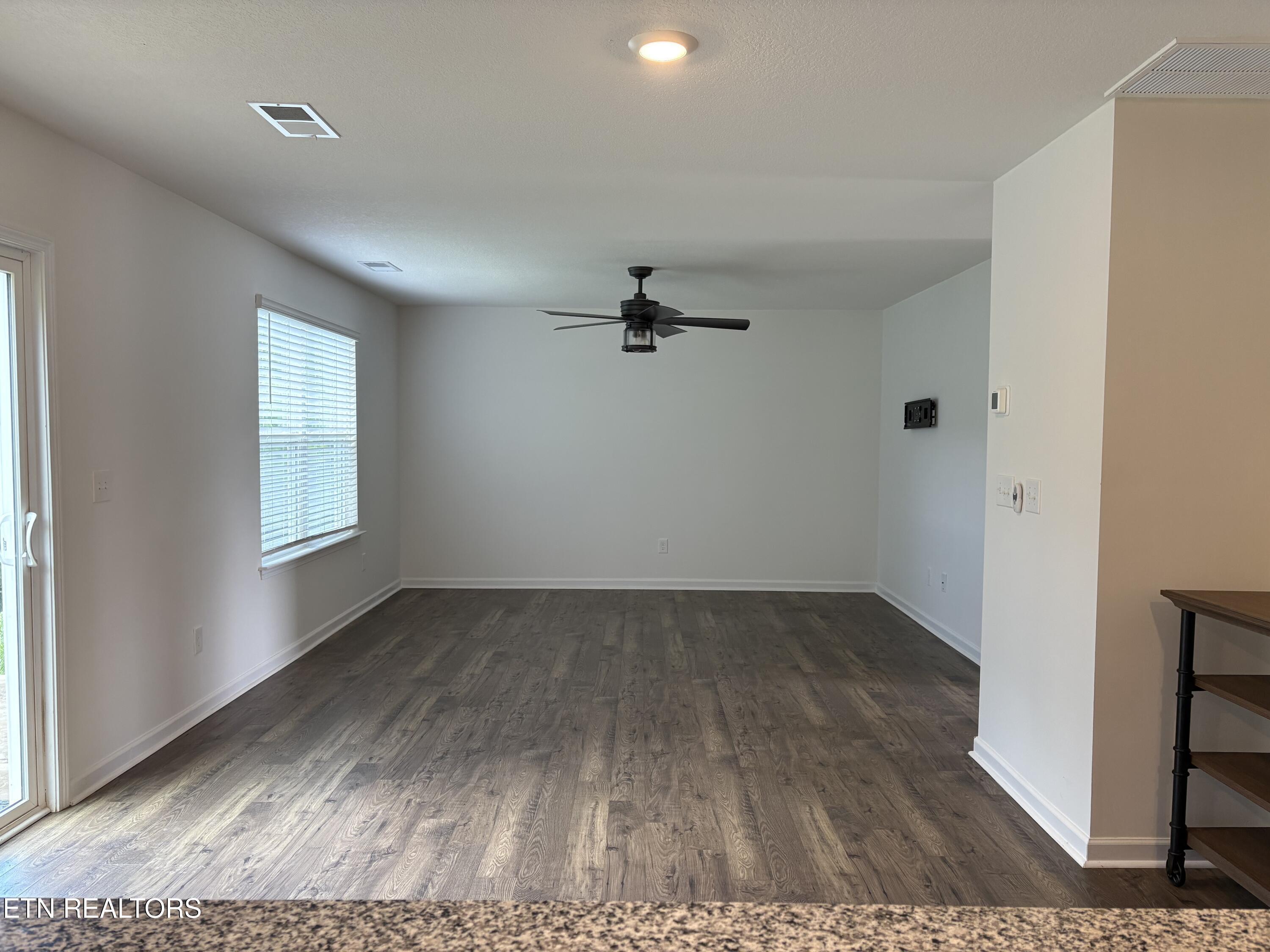 Image 4: Living Room