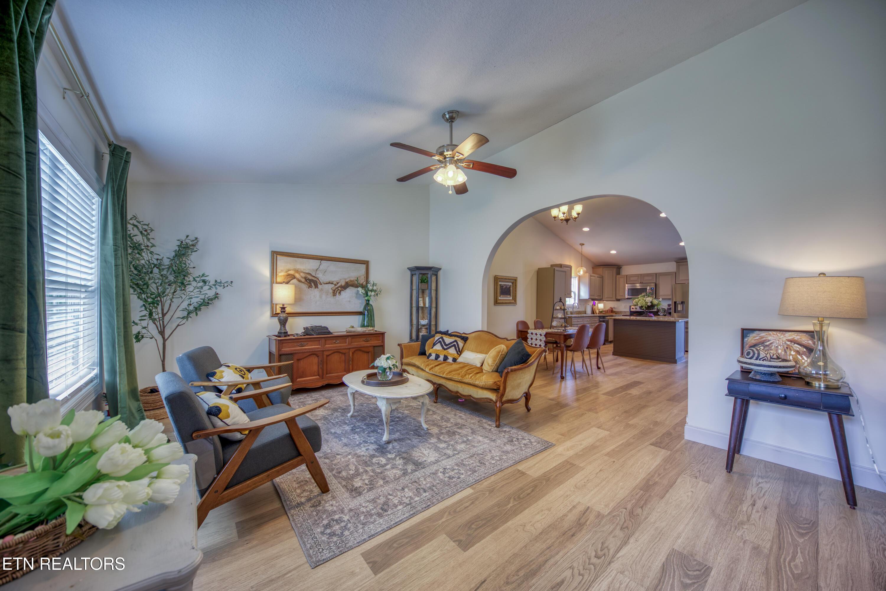 Image 3: 3926 Mountain Vista Rd