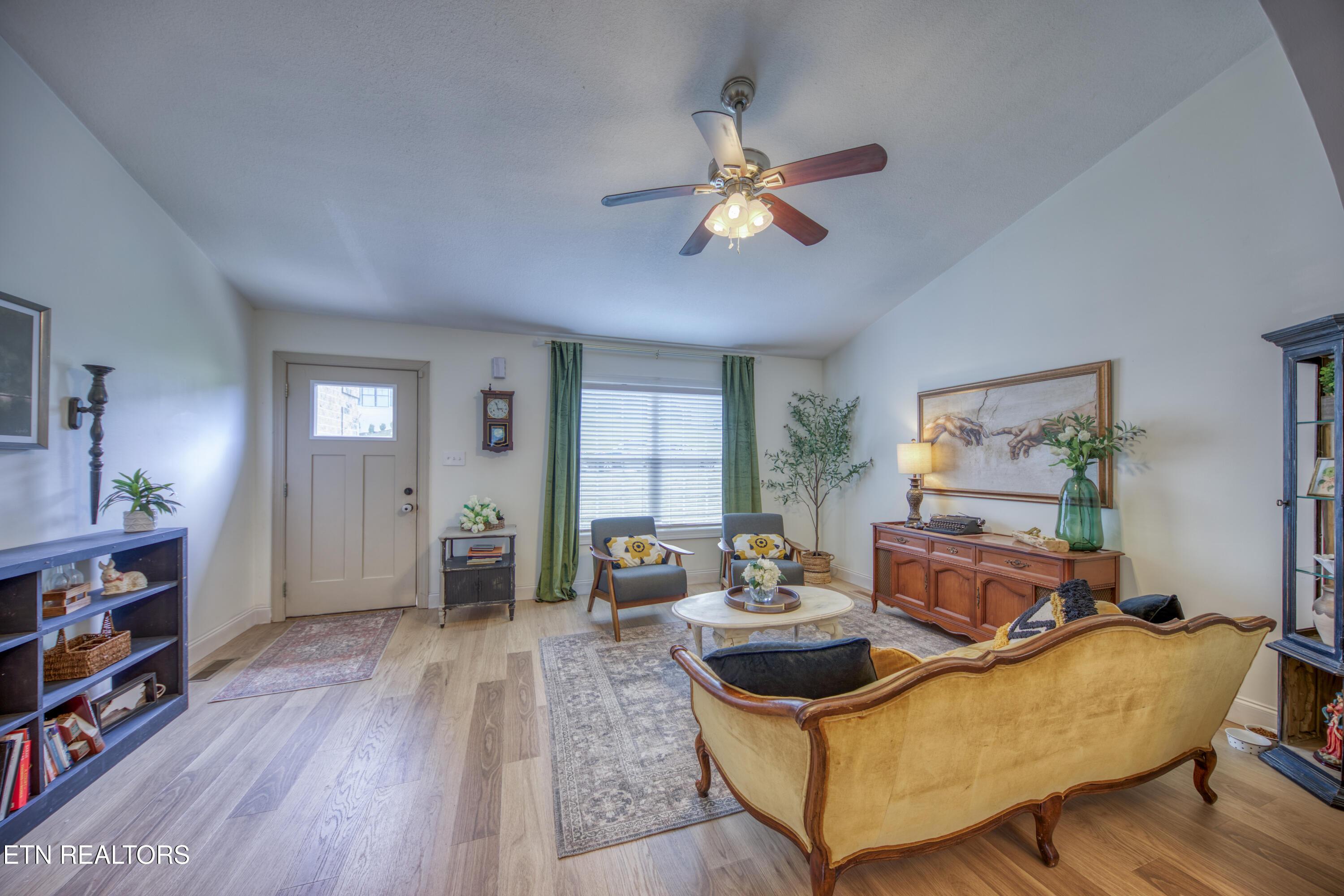 Image 4: 3926 Mountain Vista Rd