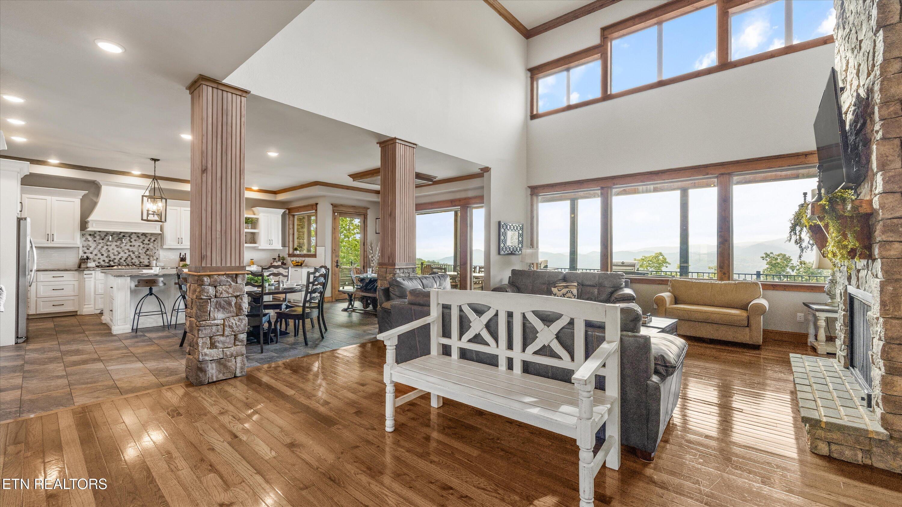 Image 3: 06-3093 Smoky Bluff Trail 03