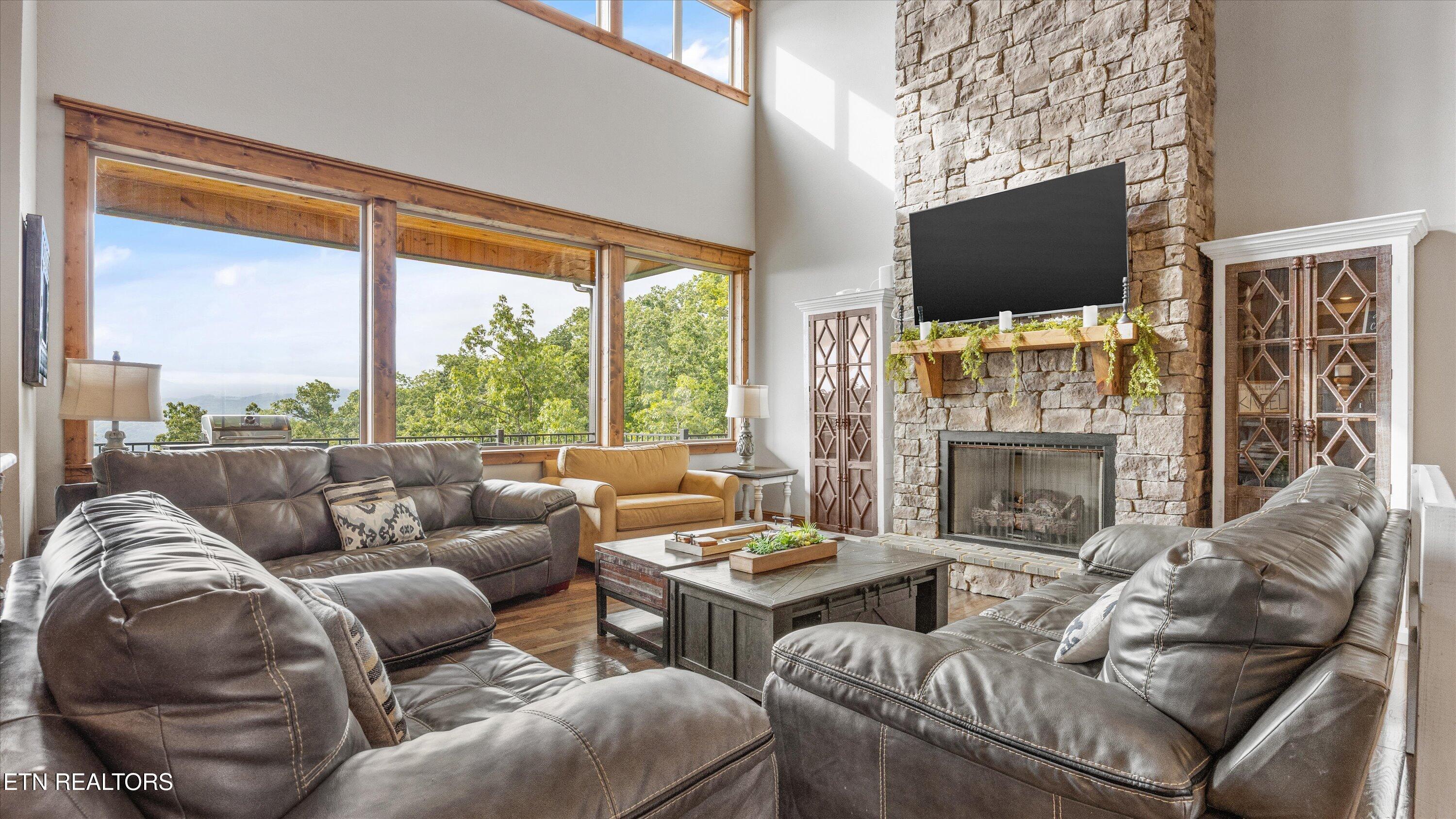 Image 4: 07-3093 Smoky Bluff Trail 04