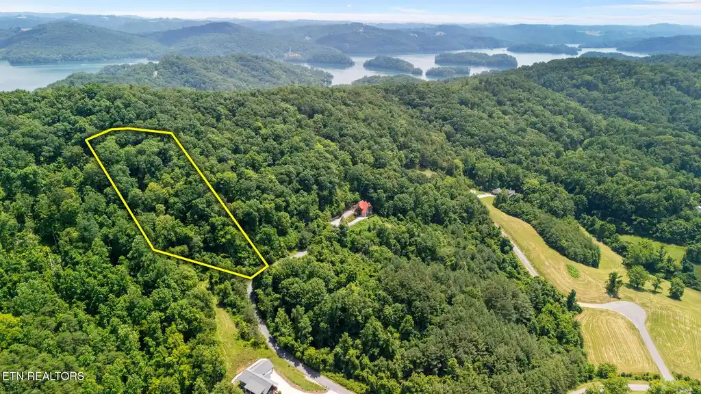 Image 1: Over 3 Acres!