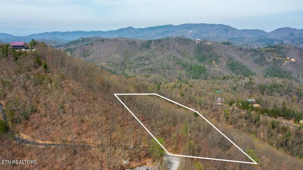 Image 1: homesandvideos aerials-2499 lines